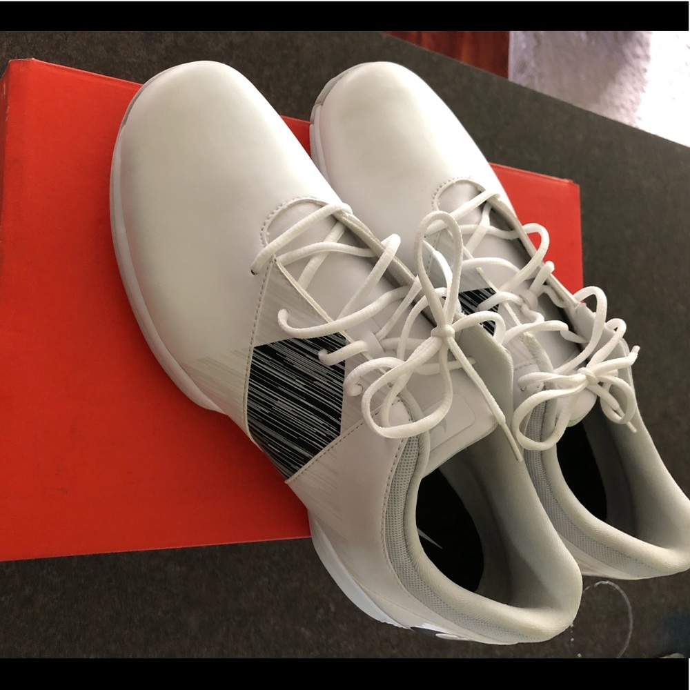 Women’s golf shoes